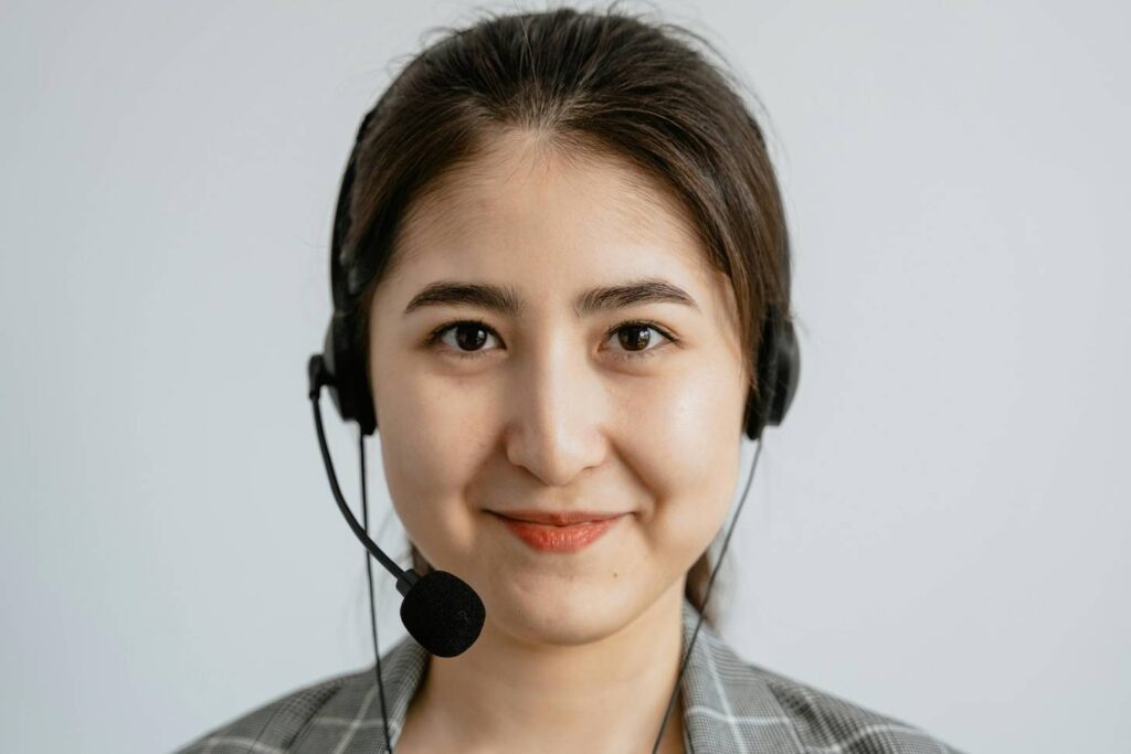 Photo by MART PRODUCTION: https://www.pexels.com/photo/a-portrait-of-a-woman-wearing-a-headset-7709255/